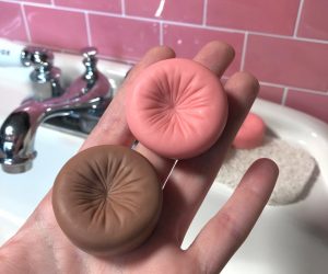 Here's a soap that will make you feel dirtier than ever! This hilarious butt Hole soap is the mother of all gag gifts. Vegan, fragrant and made with glycerin, it's an absolute contradiction to its intriguing shape! Leave it in your bathroom to give your guests the creeps!